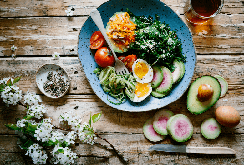 plato con verduras y huevo