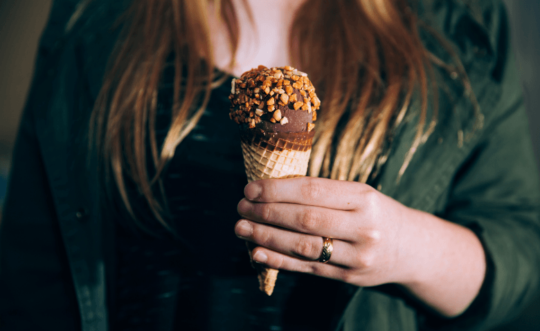mujer con un cono de nieve de chocolate